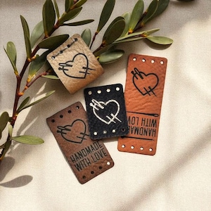 Mit Liebe handgenähte Etiketten für Nähprojekte; Individuelle Kunstleder Tags für Mützen, Hüte, Kleidung und Kleidungsstücke; Waschbare Kleidungsetiketten