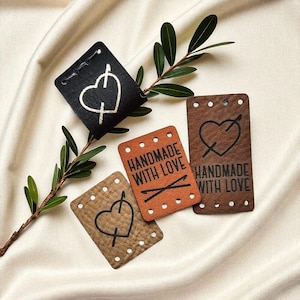 Mit Liebe handgefertigte Etiketten für Häkelprojekte; Individuelle Kunstleder Tags für Mützen, Hüte, Kleidung und Kleidungsstücke; Waschbare Kleidungsetiketten