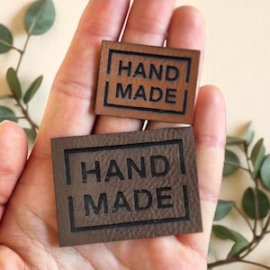 Handgefertigte Kunstleder Anhänger zum Stricken, Häkeln & Nähen; Individuelle Etiketten für Mützen, Decken, Taschen; bestens geeignet für Häkel- und Stricksachen