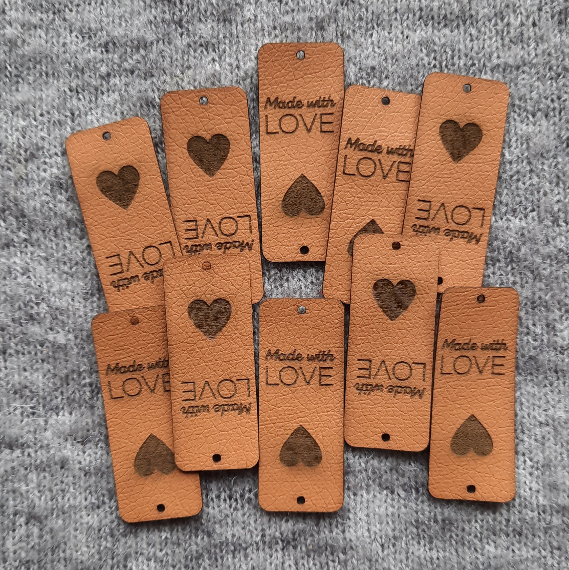 10x FAKE LEATHER TAGS Stitched with love étiquettes de couverture