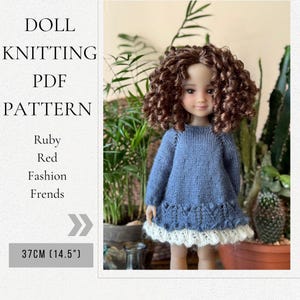 Puede incluir: Una muñeca con un vestido azul tejido con un ribete de encaje blanco, frente a plantas. La muñeca tiene el pelo castaño rizado. El texto a la izquierda dice "DOLL KNITTING PDF PATTERN" y "Ruby Red Fashion Frends". El vestido mide 37 cm de largo.