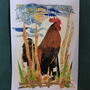 Galo Vermelho. Arte original da colagem sem moldura no cartão de tamanho A4 pelo artista britânico dos meios mistos. Arte acessível exclusiva para sua coleção.