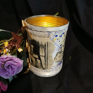 Collage di decoupage su barattolo di latta riciclato. Vaso luminoso notturno con carta riciclata e nastri. Arredamento retrò shabby chic