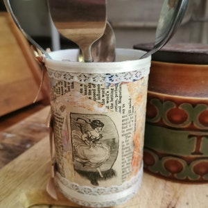Collage di decoupage su barattolo di latta riciclato. Vaso luminoso notturno con carta riciclata e nastri. Arredamento retrò shabby chic