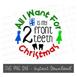 Könnte beinhalten: Auf weißem Hintergrund ein kreisförmiges Design mit dem Text "All I Want For Christmas is my 2 front teeth". Das Design umfasst ein Geschenk, Weihnachtsbäume und Zahnillustrationen. Darunter steht "SVG PNG DXF - Instant Download."