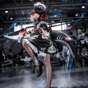 Può includere: Un costume cosplay in bianco e nero con dettagli rossi. Il costume comprende un abito da cameriera, un copricapo e una grande arma. La persona indossa tacchi neri e tiene in mano un'arma con un design rosso e bianco.