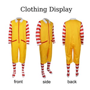 Puede incluir: Mono amarillo con ribete rojo y mangas y calcetines a rayas rojas y blancas. El atuendo tiene un cuello blanco y una cremallera roja. El texto "Clothing Display" est&aacute; en la parte superior de la imagen. Vistas frontal, lateral y trasera.