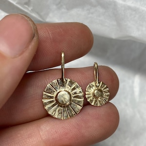 Dainty solid gold Sun pendant - 9ct 14ct or 18ct yellow gold - Sunflower pendant - Gold coin necklace - Minimal delicate jewellery