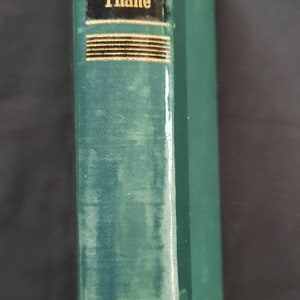 Könnte beinhalten: Ein grünes Hardcover-Buch mit dem Titel "Ever After" von Elswyth Thane. Das Buch hat goldene Schrift und ein goldenes Band um den Rücken.