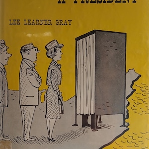 Op de afbeelding: Een gele boekomslag met de titel HOW WE CHOOSE A PRESIDENT door Lee Learner Gray. De illustratie toont drie mensen die in een rij staan op een kaart van de Verenigde Staten, wachtend om een stemhokje met een gordijn binnen te gaan, gesigneerd Stamaty.