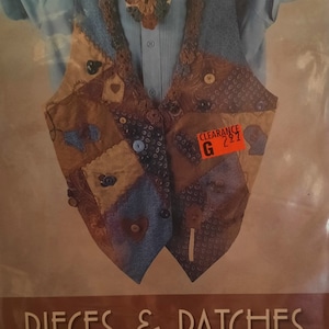 Puede incluir: Un patrón para un chaleco y un collar, titulado "Pieces & Patches" con el nombre del diseñador "Sandy Belt" y el nombre de la empresa "Indygo Junction, Inc.". El patrón presenta un diseño de patchwork con tela marrón, azul y beige.