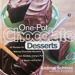 Könnte beinhalten: Ein Kochbuchcover mit einem Schokoladenkuchen und einem Topf mit Schokoladensauce. Der Titel lautet "One-Pot Chocolate Desserts" mit dem Untertitel "50 Rezepte für die Zubereitung von Schokoladendesserts von Grund auf, mit einem Topf, einem Löffel und einer Pfanne". Der Autor ist Andrew Schloss mit Ken Bookman.