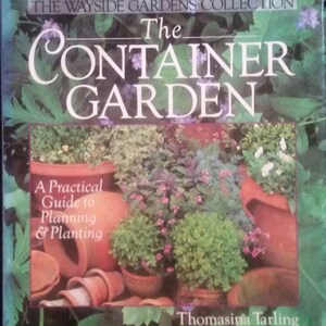 Pode incluir: A capa do livro The Waysides Gardens Collection com o título "The Container Garden: A Practical Guide to Planning & Planting" com uma foto de uma variedade de plantas em vasos de terracota.