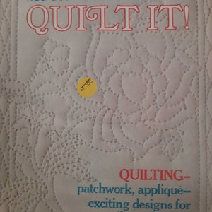 Puede incluir: Una portada de libro vintage de McCall's How to Quilt It! con un diseño floral acolchado en tonos azules y blancos. El texto "QUILTING - patchwork, appliqué - exciting designs for quilts and decor!" está impreso en la portada.