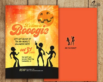 Könnte beinhalten: Eine Halloween-Partyeinladung mit einer Discokugel in Form eines Kürbisses. Die Einladung lautet "It's time to Boogie" und "Let's get groovy at Tim and Michell's Halloween Party!" Die Party findet am 31. Oktober um 17:00 Uhr im The Party Shed, 560 Disco Street NW, Somewhere, CA statt. RSVP bis zum 15. Oktober an solsomhalloween.com.
