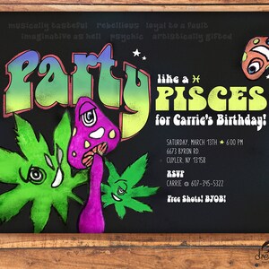 Puede incluir: Una invitación a una fiesta psicodélica con un diseño de hongo de dibujos animados verde, morado y naranja. El texto dice "Party like a Pisces for Carrie's Birthday!" con la fecha y hora de la fiesta, la dirección, la información de RSVP y "Free Shots! BYOB!"