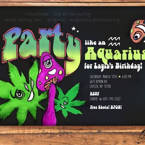 Puede incluir: Una invitación negra con la palabra "Party" en letras coloridas, con una seta morada y hojas de cannabis verdes. El texto dice "like an Aquarius for Layla's Birthday!" con detalles del evento.