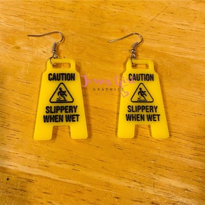 Gelbes Vorsicht Schild Acryl Ohrringe Rutschfest bei Nässe Warnung Geschenk Bau Geburtstag lustig Humor Herbst Gefahr Unikat