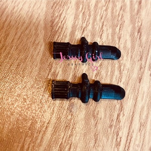 Pode incluir: Duas pontas de pl&aacute;stico preto para uma caneta 3D. As pontas s&atilde;o nervuradas e t&ecirc;m uma ponta pontiaguda.