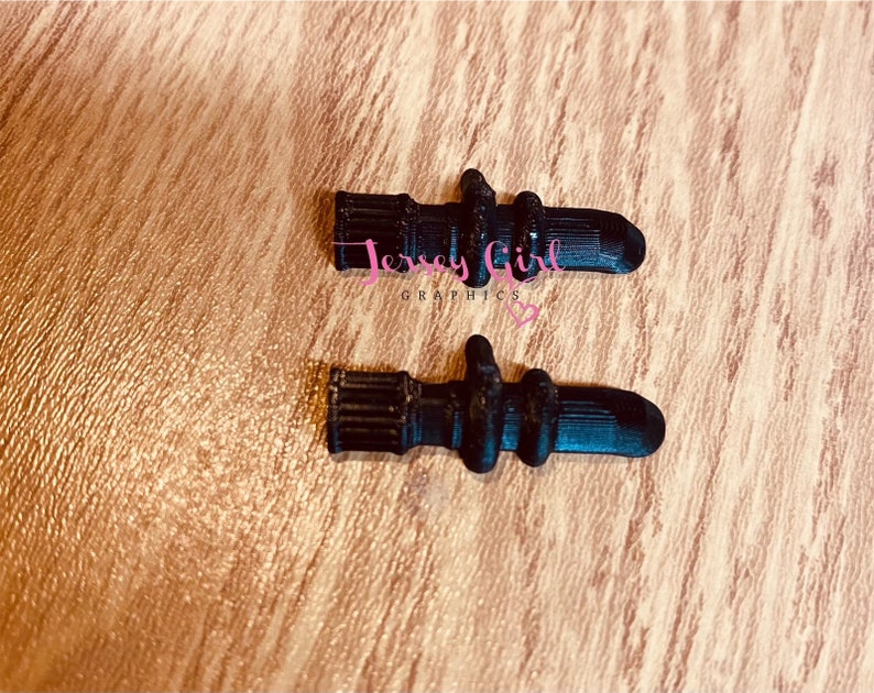Pode incluir: Duas pontas de pl&aacute;stico preto para uma caneta 3D. As pontas s&atilde;o nervuradas e t&ecirc;m uma ponta pontiaguda.