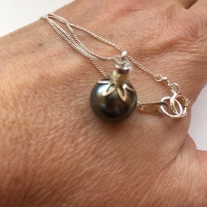 Tahitian Black Pearl Pendant: Sterling Silver Flower Cap, 18 inch Chain