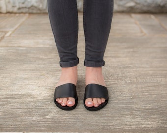 Sandálias de couro preto feitas à mão em estilo grego, calçado de verão.