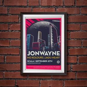 Puede incluir: Un póster colorido que anuncia un concierto de Jonwayne, con Mo Kolours y Jadu Heart. El póster tiene un diseño gráfico de una ciudad con una luna en el fondo. El concierto es en Scala el 12 de septiembre. El texto "((SOUNDCRASH))" está en la parte superior del póster.