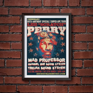 Könnte beinhalten: Ein Vintage-Poster, das ein 80. Geburtstagsspecial für Lee "Scratch" Perry bewirbt, mit einem Porträt von ihm in einem Pilotenhelm und einer Schutzbrille. Das Poster listet auch Mad Professor, Channel One Sound System und Trojan Sound System als Künstler auf. Die Veranstaltung findet am Samstag, den 12. März, von 22:00 bis 4:00 Uhr im Electric Brixton statt. Das Poster enthält die Website soundcrashmusic.com.