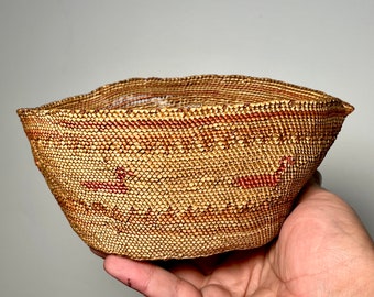 Cesta vintage de hierba de raíz de cedro salish de la costa noroeste del Pacífico w. Patrón de pato.