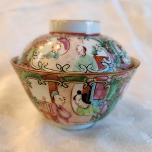 A Lovely Famille Rose Bowl And Cover, 19th Century, Qing