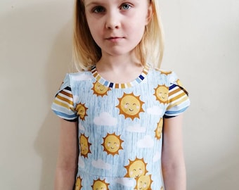 Bio-Baumwoll-Sonnendruckkleid mit Blütenblattärmeln, handgemachte Kinderkleider für Sommer, Geburtstage und Partys, blaues Sonnenkleid, Geschenk für Kind
