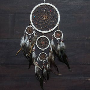 Sueño Catcher blanco Dreamcatcher 5 círculos pared colgante decoración hogar decoración vivero decoración boda decoración regalo perla plumas ante largo 22 pulgadas imagen 1