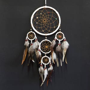 Sueño Catcher blanco Dreamcatcher 5 círculos pared colgante decoración hogar decoración vivero decoración boda decoración regalo perla plumas ante largo 22 pulgadas imagen 3