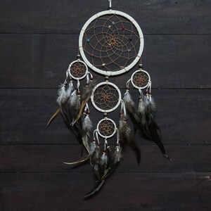 Sueño Catcher blanco Dreamcatcher 5 círculos pared colgante decoración hogar decoración vivero decoración boda decoración regalo perla plumas ante largo 22 pulgadas imagen 10