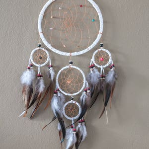 Sueño Catcher blanco Dreamcatcher 5 círculos pared colgante decoración hogar decoración vivero decoración boda decoración regalo perla plumas ante largo 22 pulgadas imagen 6