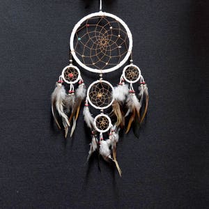 Sueño Catcher blanco Dreamcatcher 5 círculos pared colgante decoración hogar decoración vivero decoración boda decoración regalo perla plumas ante largo 22 pulgadas imagen 8