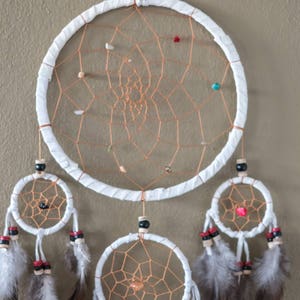 Sueño Catcher blanco Dreamcatcher 5 círculos pared colgante decoración hogar decoración vivero decoración boda decoración regalo perla plumas ante largo 22 pulgadas imagen 9