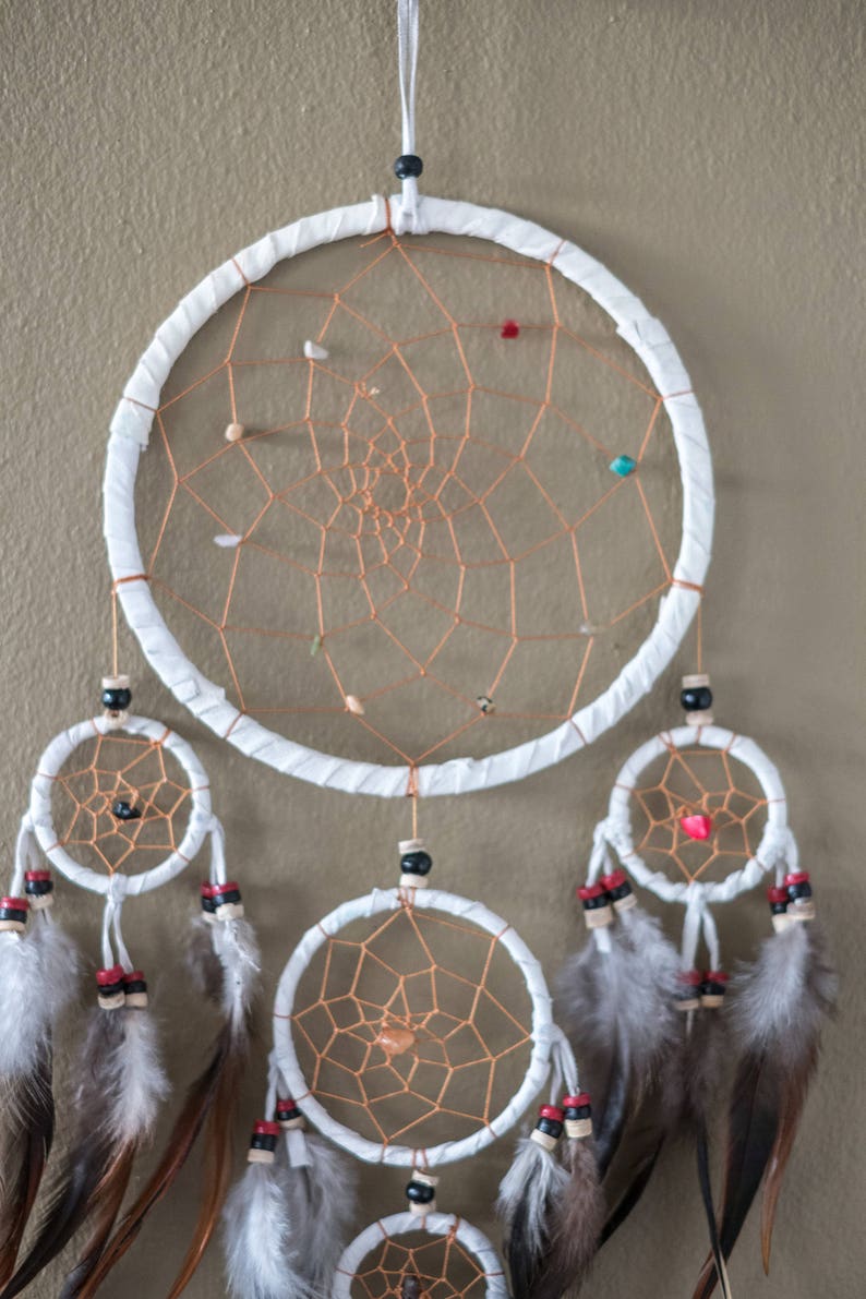 Sueño Catcher blanco Dreamcatcher 5 círculos pared colgante decoración hogar decoración vivero decoración boda decoración regalo perla plumas ante largo 22 pulgadas imagen 9