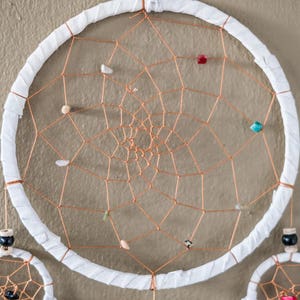 Sueño Catcher blanco Dreamcatcher 5 círculos pared colgante decoración hogar decoración vivero decoración boda decoración regalo perla plumas ante largo 22 pulgadas imagen 4