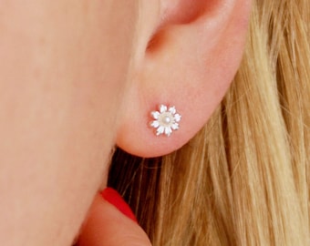 Kleine Perlen Daisy Ohrstecker, Sterling Silber Daisy Ohrstecker, Gänseblümchen mit Mini Perlen Ohrstecker, kleine Blumen Ohrringe, moderne Perle Hochzeit Ohrstecker