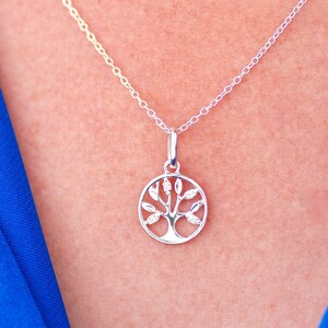 Collar de plata personalizado con el árbol de la vida, colgante de fuerza 2024, collar de árbol de plata con disco grabado, regalo para dejar el hogar, collar personalizado