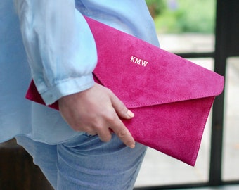 Pochette enveloppe en daim monogrammée sur mesure, sac à main en cuir personnalisé, cadeau de demoiselles d'honneur, pochette, sac de mariage, pochette en cuir