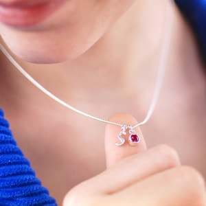 Collar personalizado con inicial y dije de piedra de nacimiento en plata esterlina para niña, collar con dije de letra pequeña, colgante con inicial de piedra de nacimiento para niña