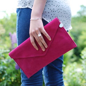 Pochette enveloppe personnalisée en daim, sac en cuir personnalisé, sac de bal de promo, étiquette à message gravée, cadeau de demoiselle d'honneur, sac de mariage, sac pour tenue de mariage