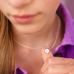 Collar de plata de ley con inicial personalizado para niña, collar con letra pequeña para niña, collar con dije de disco con inicial de plata, collar personalizado para niña
