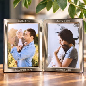 Personlig silverfärgad dubbel fotoram - Graverad minnesgåva - Stående format 4 x 6 eller 5 x 7