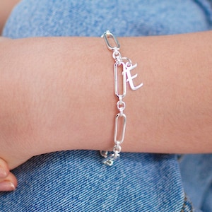 Pulsera de eslabones con dijes de inicial de plata personalizados, pulsera con dijes de letra inicial escrita, regalo de recuerdo, pulsera de eslabones con cadena de clip