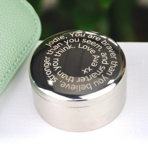 Può includere: Una scatola rotonda in argento per gioielli con un messaggio inciso che recita: "Jodie, sei più coraggiosa di quanto sembri. Amore Ava e più intelligente di quanto pensi, più forte di quanto pensi. XX"