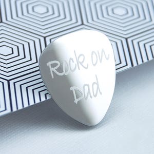 Gepersonaliseerde gitaarplectrum, gegraveerde plectrum, aangepaste muziekcadeau, rockfan aanwezig, symbolisch cadeau Vaderdag, cadeau voor zoon, broer