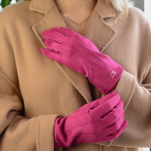 Personliga handskar i konstmocka för kvinnor, höst- och vinterfärger, personligt monogram i presentförpackning till henne